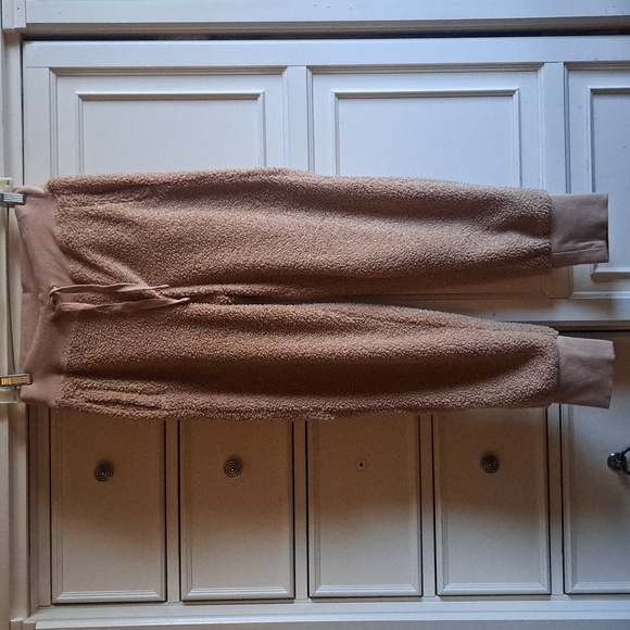 Fabletics Sherpa Teddy Lux Joggers Desert Brown Size Extra Small - Picture 4 of 10